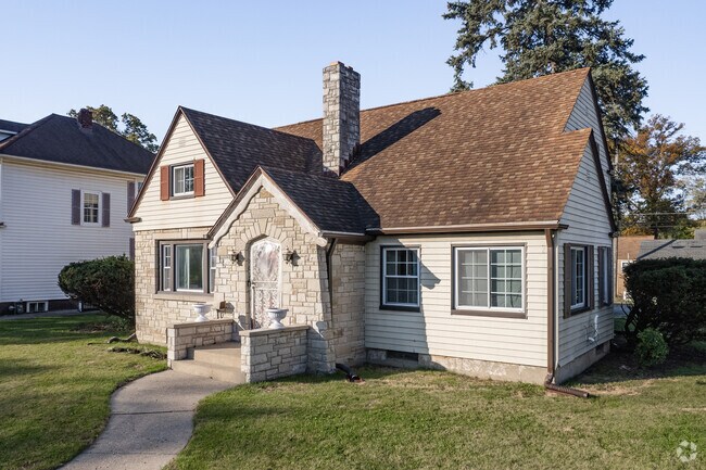Homes in Oxford have wood and stone siding with curb appeal.
