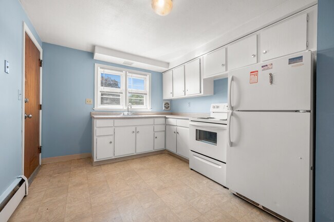 35 Deerfield Ct unit 30c, East Hartford, CT 06108 - photo 3