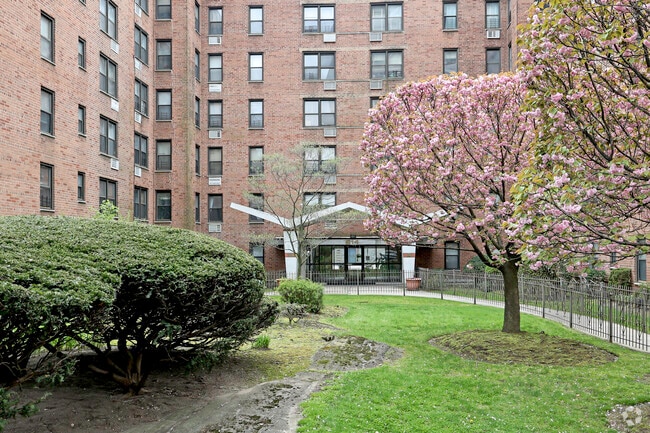 The Williamsbridge community has some amazing Co-ops for its residents to choose from.