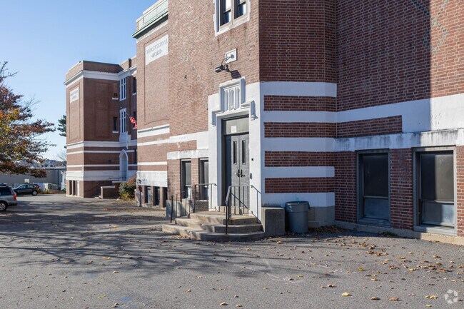 Hadley Elementary School has an overall grade of A- on Niche.