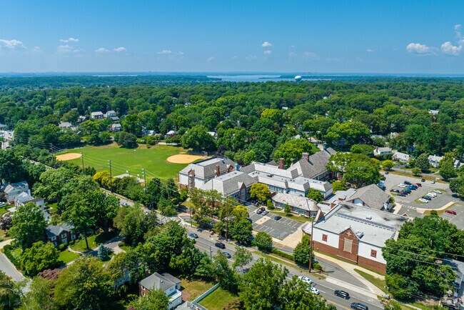 Munsey Park Elementary School has a student to teacher ratio of 15 to 1.