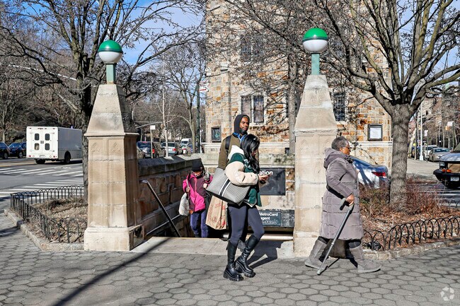 Residents of Striver's Row have access to public transportation all over the neighborhood.