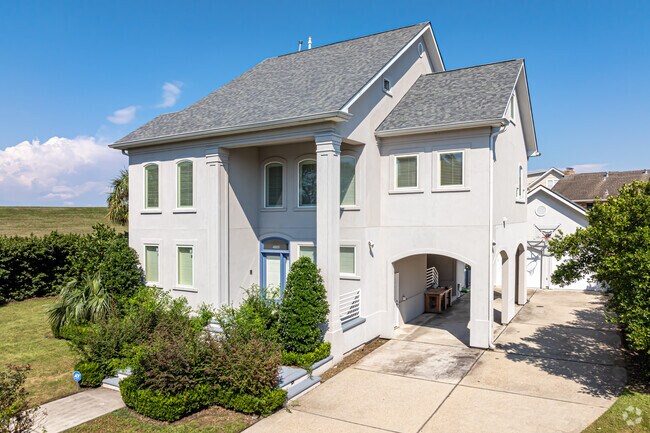 Newer homes near Lake Pontchartrain provide luxurious living in Metairie Lakefront.