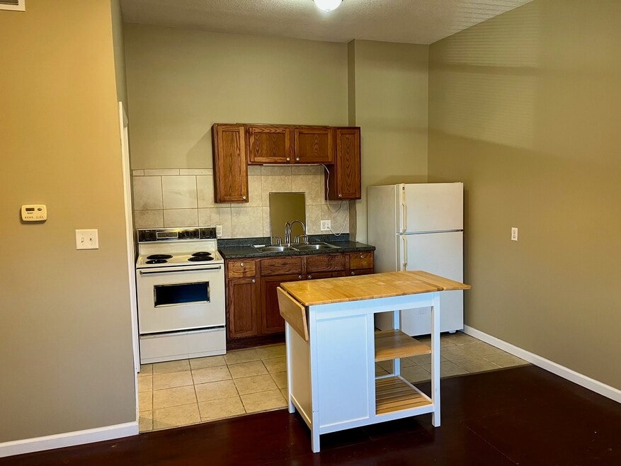 105 W Market St unit 2, Bloomington, IL 61701 - photo 1