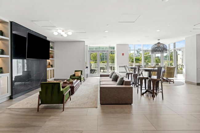 102 W Hill St, Chicago, IL 60610 - photo 7