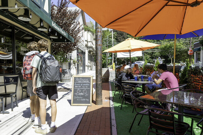 It's always to enjoy a good meal outside in the fresh air.
