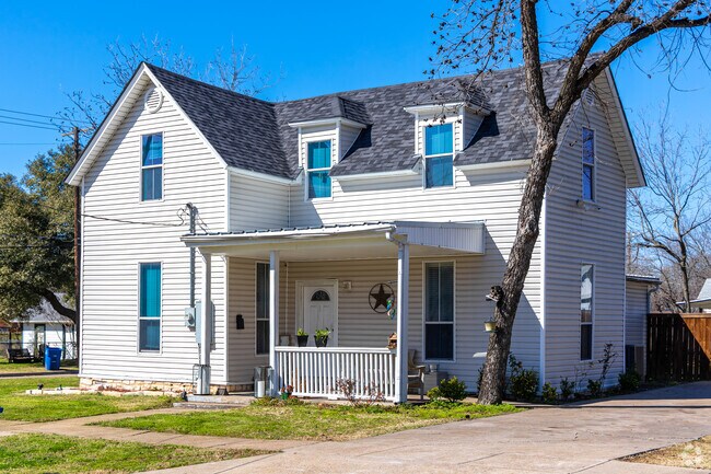 Early 20th-century farmhomes are easily found closer to downtown Ennis.