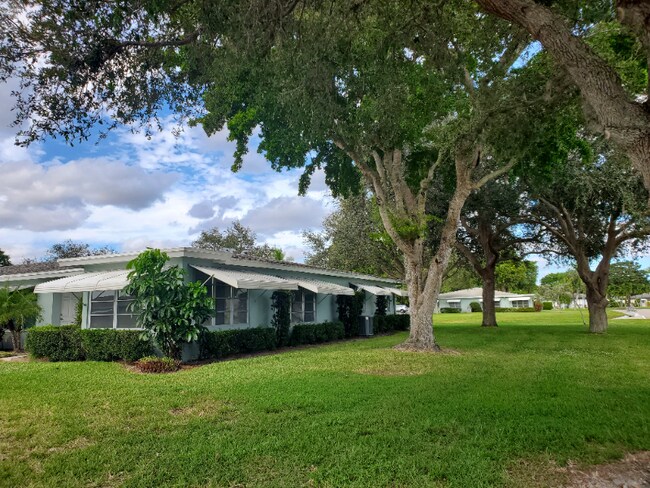 277 High Point Ct W unit D, Delray Beach, FL 33445 - photo 2