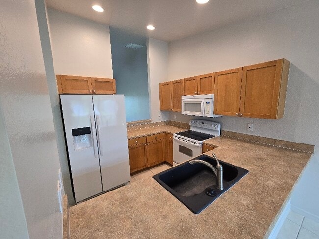 518 SE 5th Place unit 518 SE 5th Pl, Cape Coral, FL 33990 - photo 4