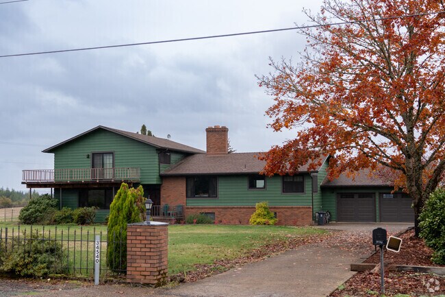 The homes in Lacomb are well cared for.