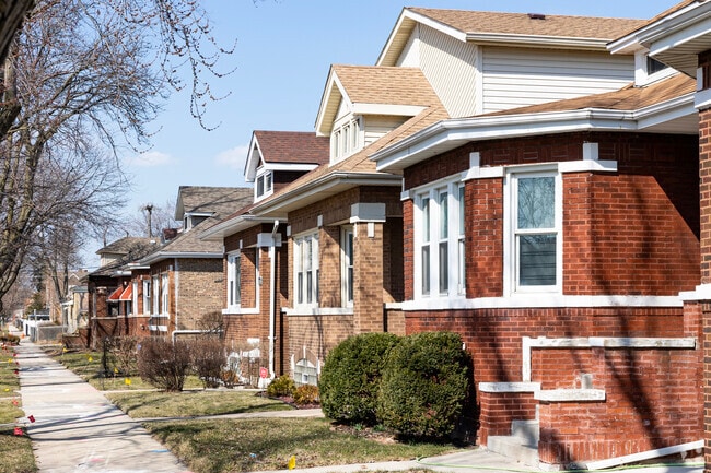 There are many Chicago bungalows in West Chatham.