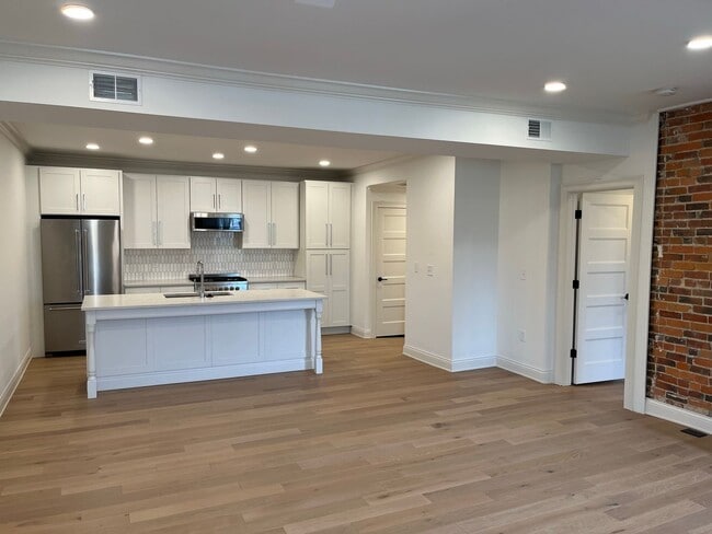 692 N High St, Columbus, OH 43215 - photo 2