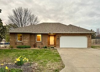 1349 E Cambridge St, Bolivar, MO 65613