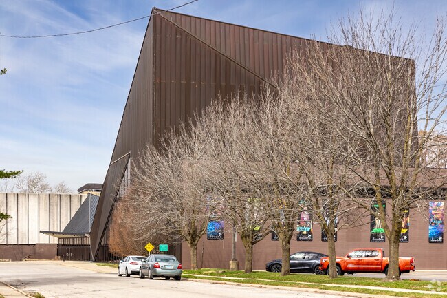 The Dounda Fine Arts Center hosts concerts and performances throughout the year in Charleston.