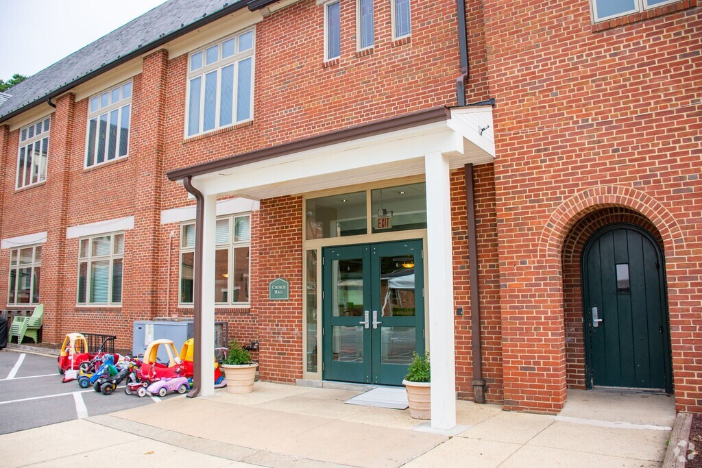 View of the St. Bartholomew School entrance located in Bannockburn, Bethesda MD.