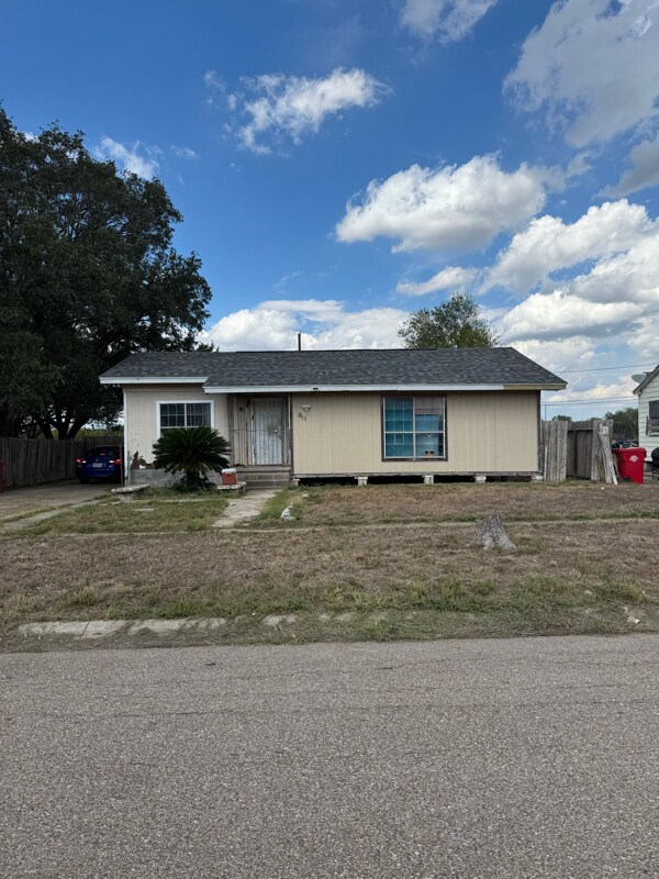 811 E Ave d, Robstown, TX 78380 - photo 1