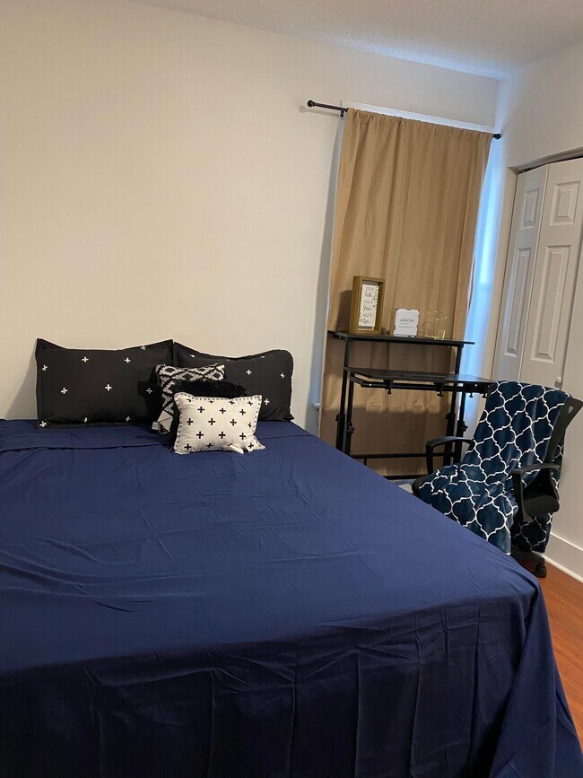 711 Seymour Ave unit Room I, Columbus, OH 43205 - photo 7