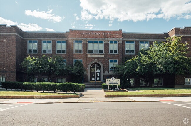 Lincoln Middle School on Hawthorne Ave boasts small class sizes.