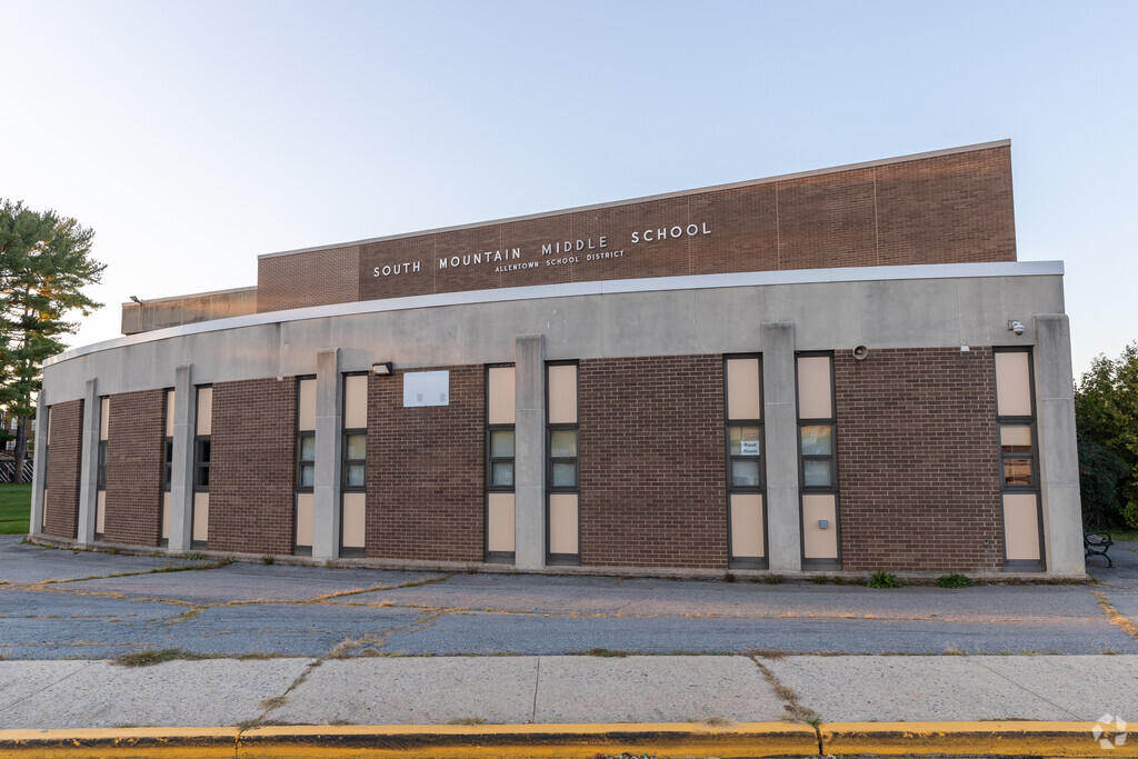 South Mountain Middle School provides education in the neighborhood of 
Southside