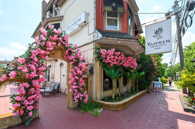 Yasmeen offers delicious Mediterranean food, hookah, and outdoor dining on their patio.
