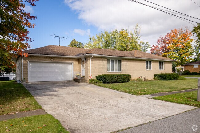 Fairmont-McClelland has a population of 18,350 residents.