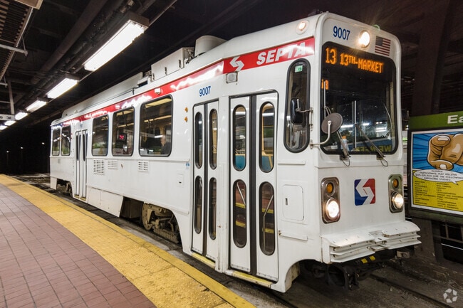 The 22nd Street station in  Fitler Square has two side platforms and a total of four tracks.