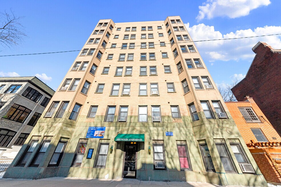 550 W Arlington Place unit 512, Chicago, IL 60614 - photo 1