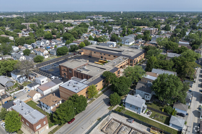 Field Stevenson Elementary School is conveniently located in a residential area.