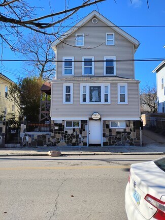213 Pleasant St Unit 4, Pawtucket, RI 02860