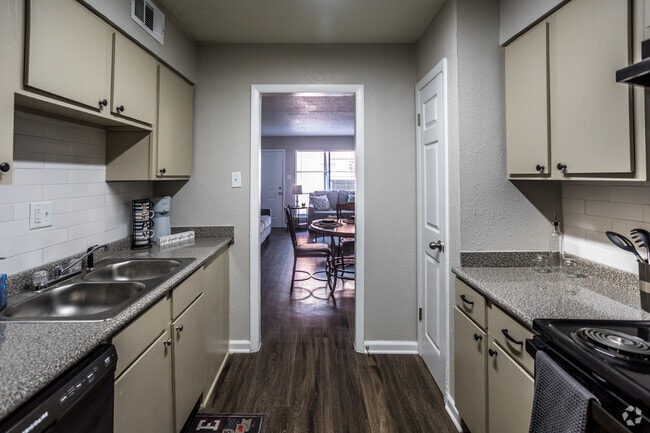 2 BR, 1.5 BA - 807SF