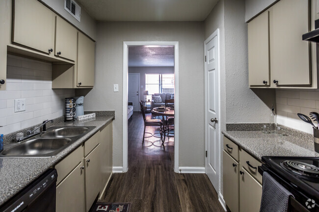 2 BR, 1.5 BA - 807SF