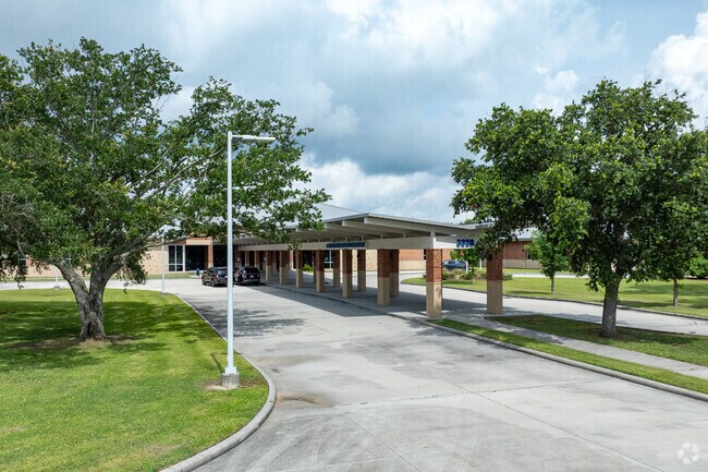 Lake Pontchartrain Elementary School has a student body of about 685 students.