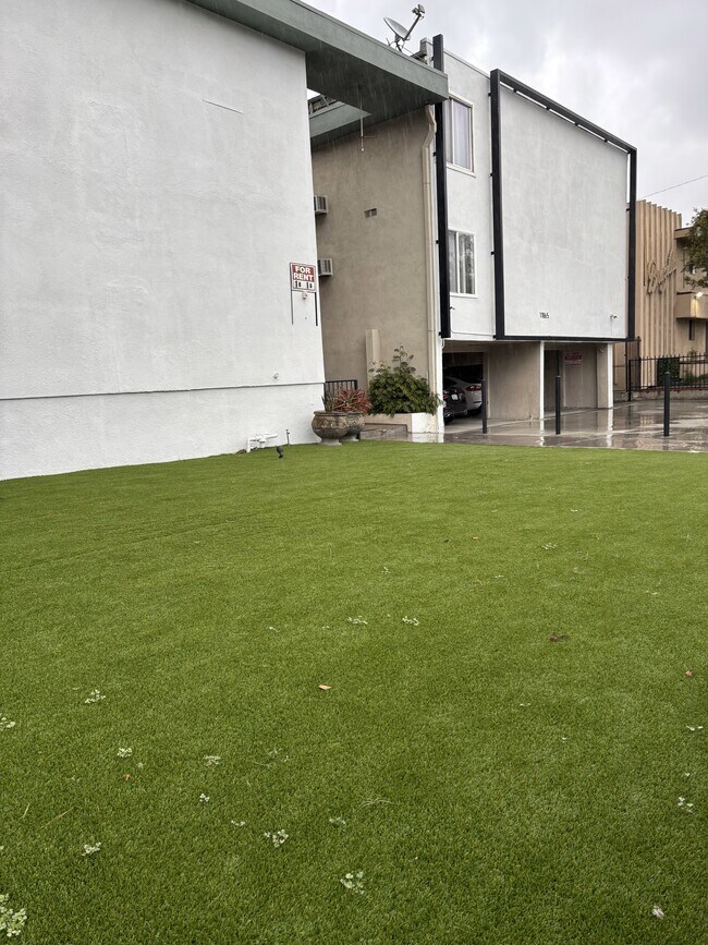 11865 W Magnolia Blvd unit 3, Los Angeles, CA 91607 - photo 2