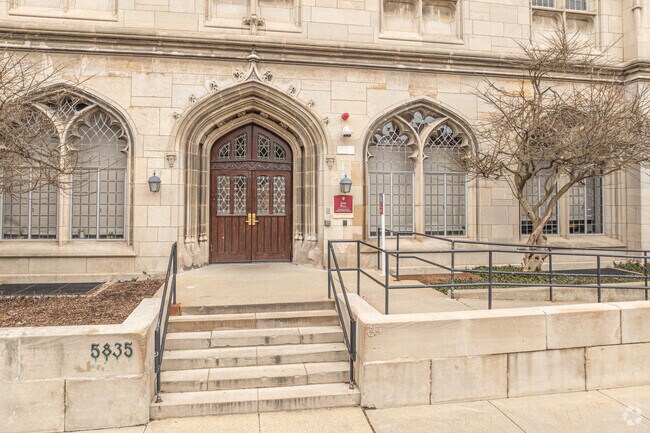 University Of Chicago Lab School offers courses in Reading and Math.