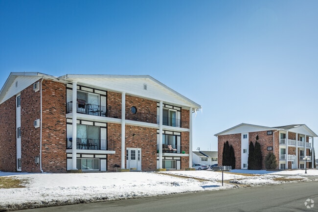 There are many townhomes in Bourbonnais available at a median sale price of $274,000.