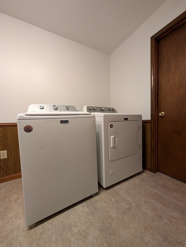 591 N Lincoln Ave unit 591 North Lincoln Av, Salem, OH 44460 - photo 3