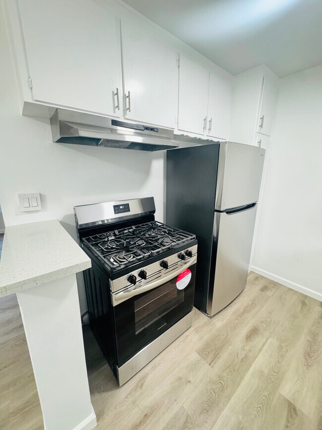 19419 Victory Blvd, Reseda, CA 91335 - photo 6