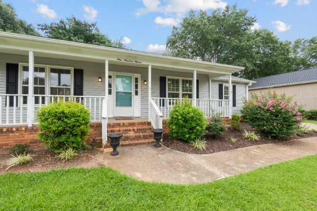 111 Ticonderoga Dr, Greer, SC 29650 - photo 2