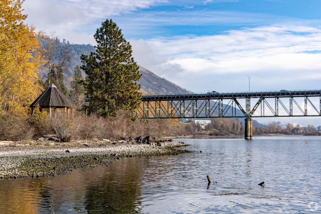 The Columbian River is located nearby and is a great place for fishing.