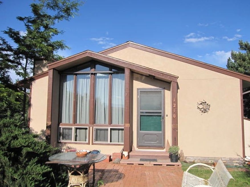 1000 sq ft 1/2 of House Private Front Entranc