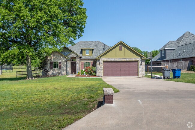 A majority of the homes in Lake Yahola have 2 car garages.