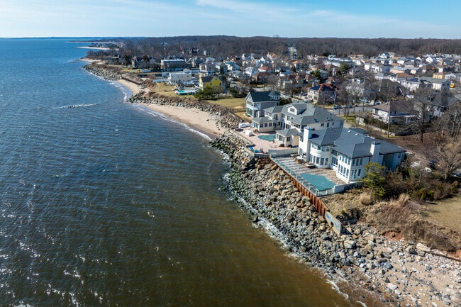 From 1.7 million there are sprawling estates and Mediterranean-inspired waterfront villas.