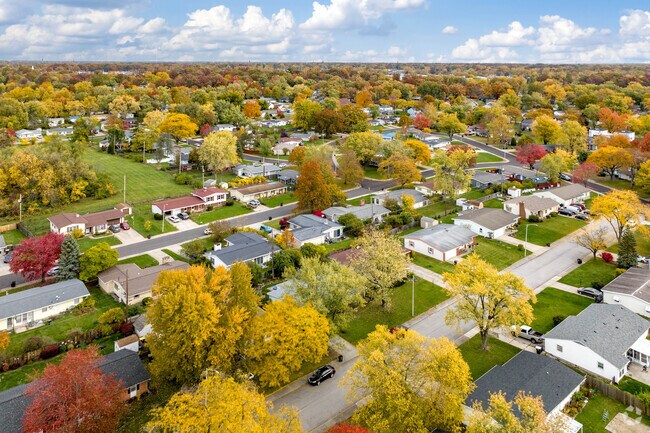There are tree lined streets and green spaces in Lincolnshire.