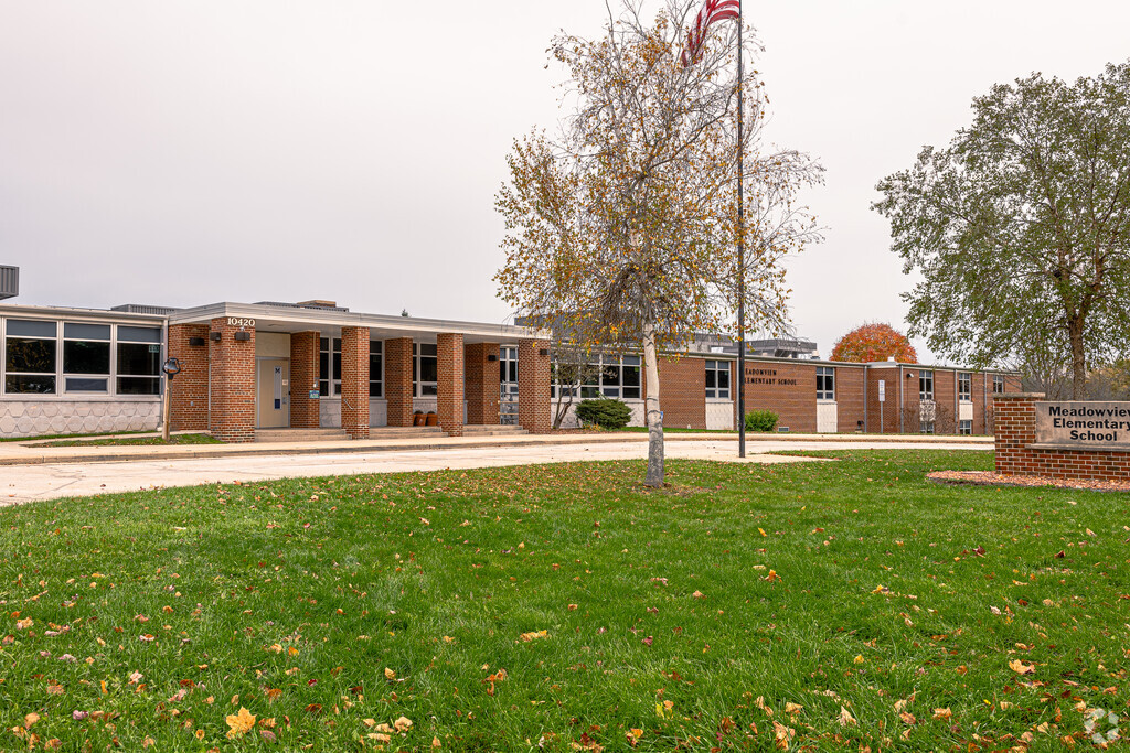 Meadowview Elementary School provides education in the neighborhood of 
Oak Creek.