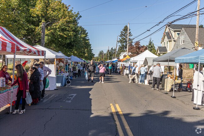 Rocky Butte Farmers Market runs Saturdays, June–Sept—a Roseway favorite.