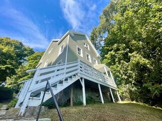 216 Vauxhall St, New London, CT 06320
