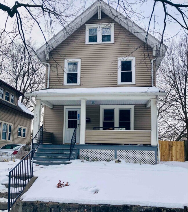 1040 Neptune Ave, Akron, OH 44301