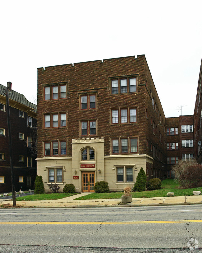 12471 Cedar Rd, Cleveland Heights, OH 44106