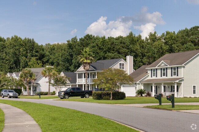 Large homes in Woodbrige mostly sit along Parkside Drive.