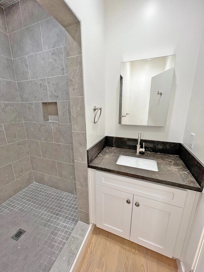 3919 1 2-31-2 Mont Clair St unit 3919 1/2, Los Angeles, CA 90018 - photo 7